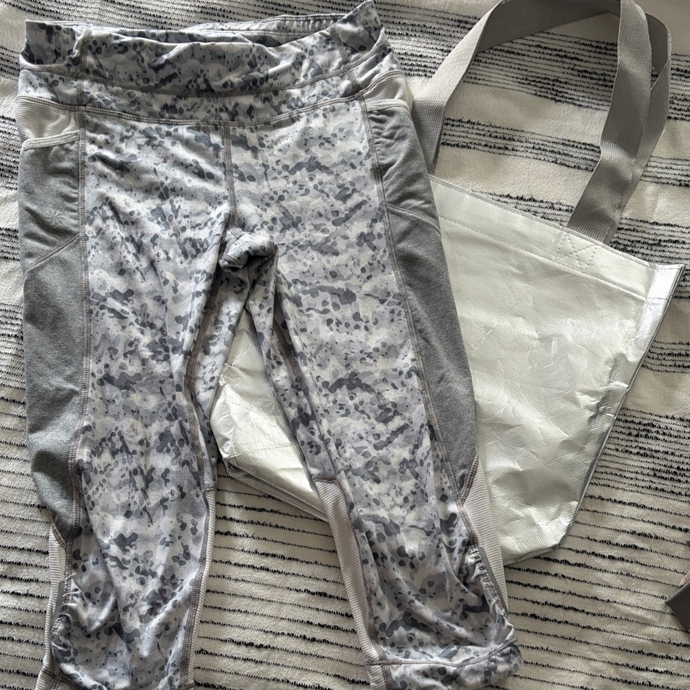 Athleta Gray Patterned Capri Leggings - S
